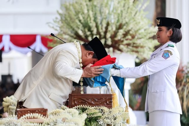 Presiden Prabowo saat pengibaran bendera merah putih di Istana Merdeka. (Instagram @prabowo)